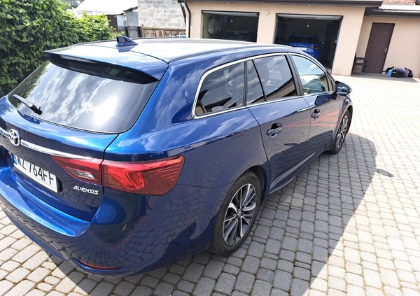 Toyota Avensis cena 57000 przebieg: 153982, rok produkcji 2017 z Chorzów małe 301